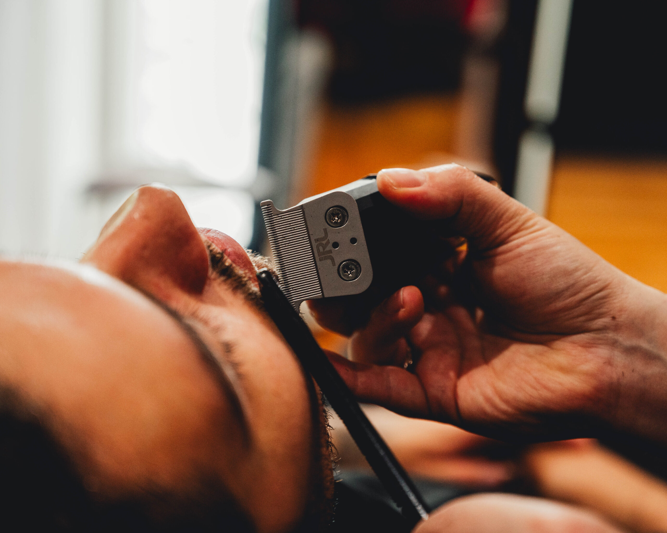 Préparez votre barbe pour l’été avec une taille personnalisée. Découvrez comment une barbe soignée renforce votre style et votre confiance
