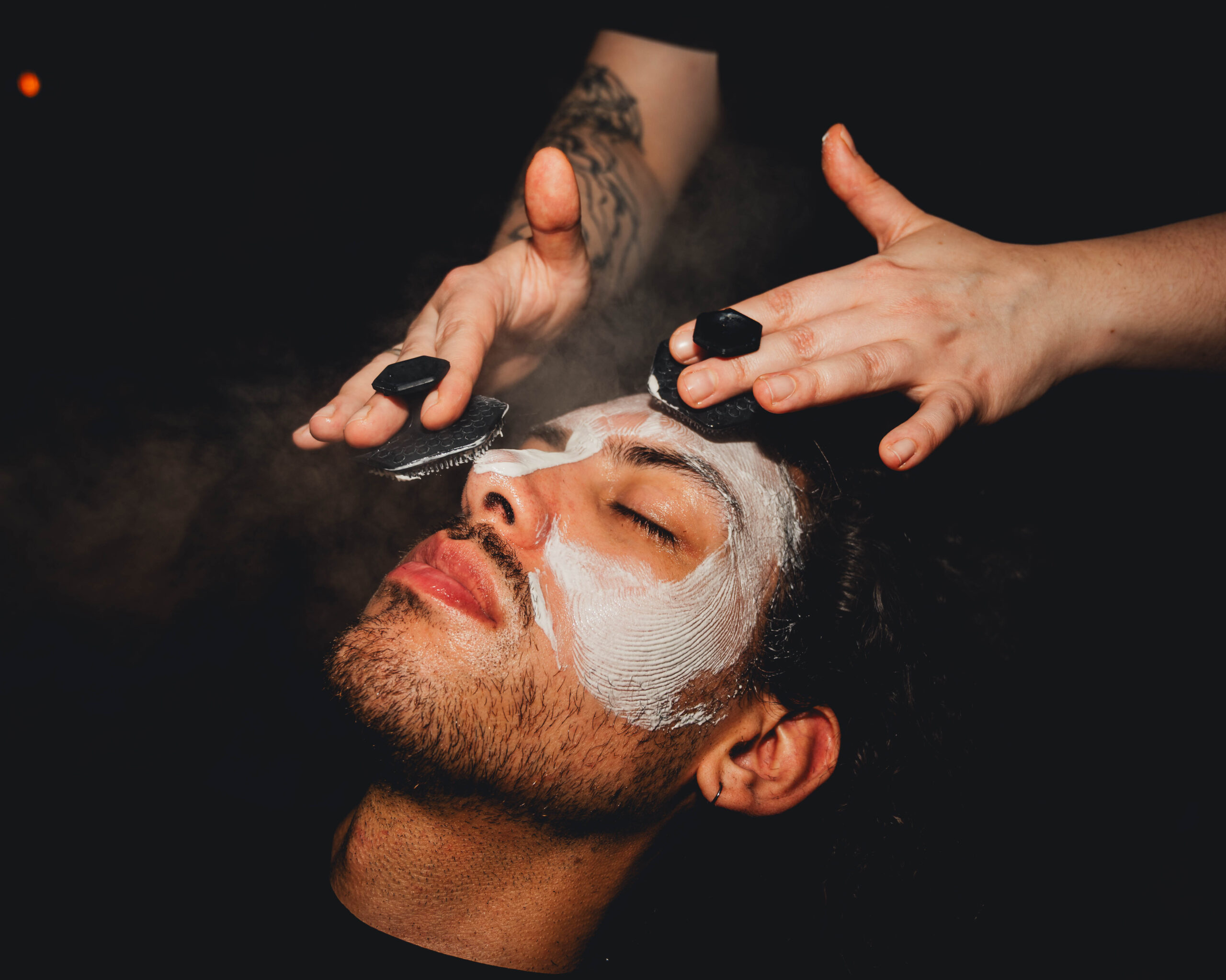 Coiffeur barbier professionnel, Le Sharp vous offre un service sur-mesure, dans un cadre chaleureux, pour une expérience unique et parfaitement maîtrisée.
