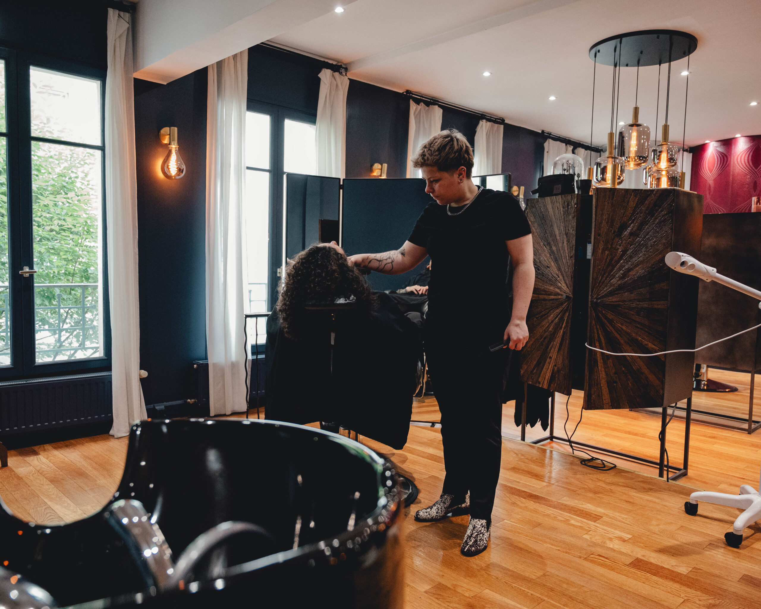 Vivez un accueil inoubliable chez LeSharp, grâce à Marlène. Un moment de bien-être et d'écoute au cœur du 17e. Découvrez notre salon privé